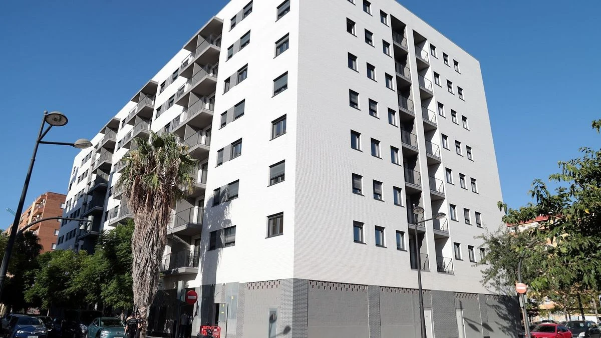 Imagen ilustrativa: fachada de un edificio de viviendas municipales en una calle de Valencia