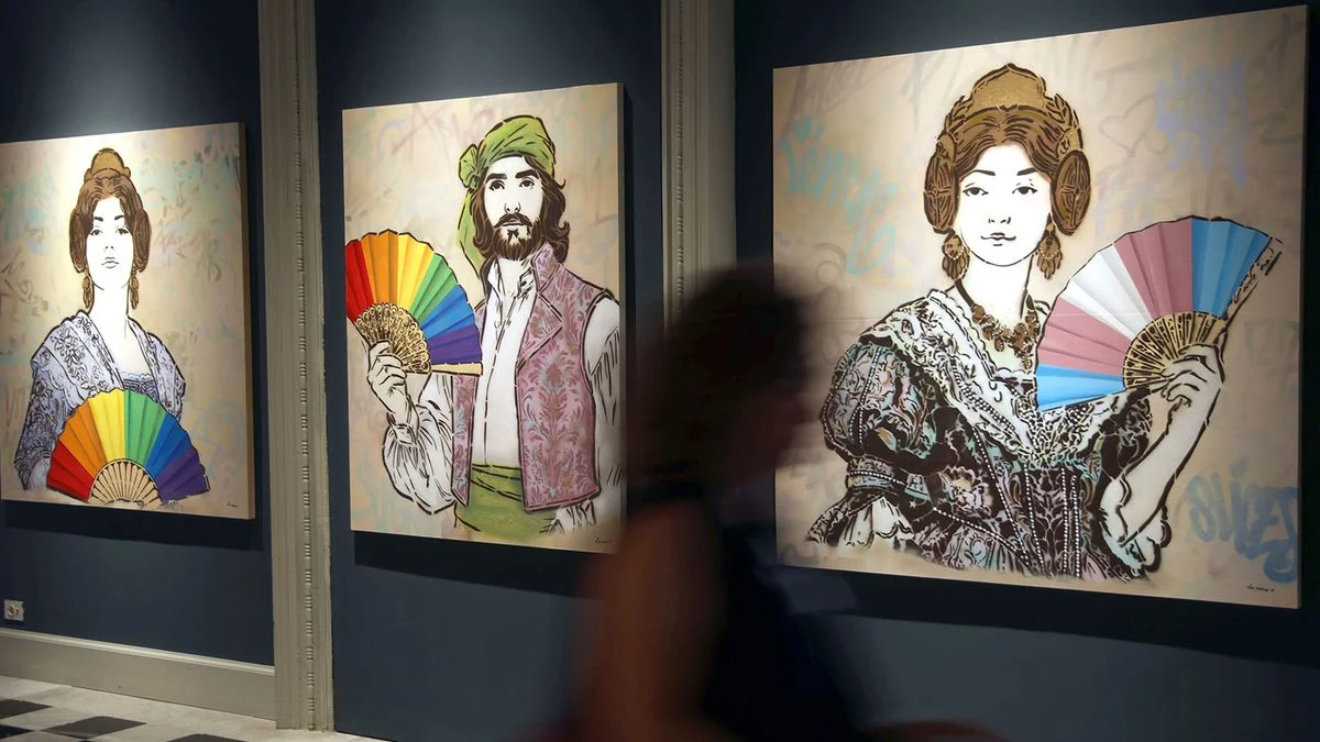 Imagen ilustrativa: sala de un museo histórico con obras de arte contemporáneo en las paredes y un visitante de espaldas contemplando una pintura.