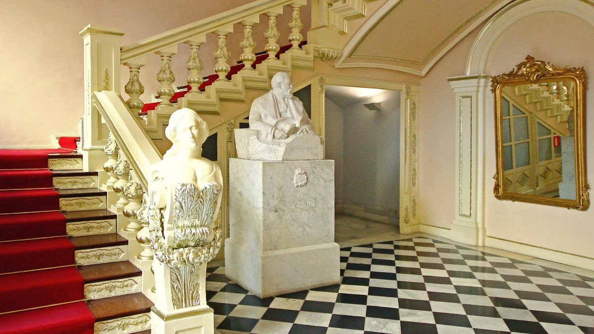 Imagen ilustrativa: sala de museo vacía con focos encendidos y cámaras de seguridad en el techo.