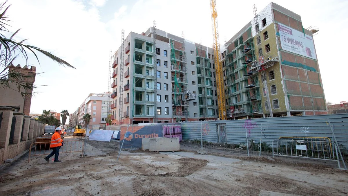 Imagen ilustrativa: edificios de obra nueva en una calle de Valencia con grúas al fondo