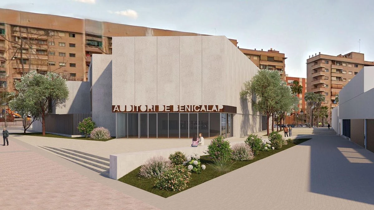 Imagen ilustrativa: fachada de un edificio de conciertos en construcción, con andamios y cielo nublado, en una calle urbana de España.