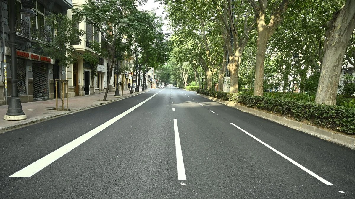 Imagen ilustrativa: una avenida urbana con asfalto recién colocado y señalización vial nueva, sin personas.