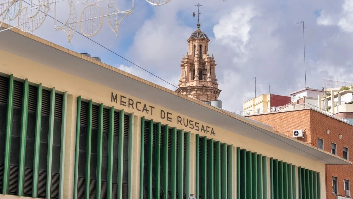 Imagen ilustrativa: fachada de un mercado tradicional con andamios y obras de rehabilitación en un día nublado.