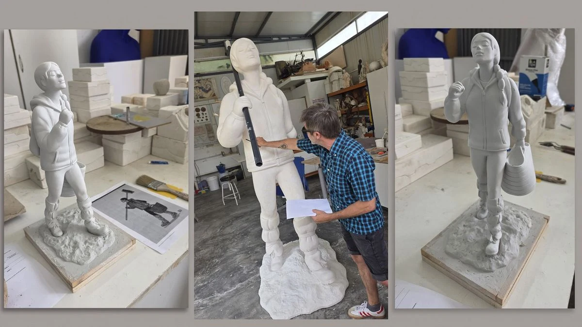 Imagen ilustrativa: proceso de fundición de bronce en una fundición, con metal fundido y moldes, sin personas visibles.