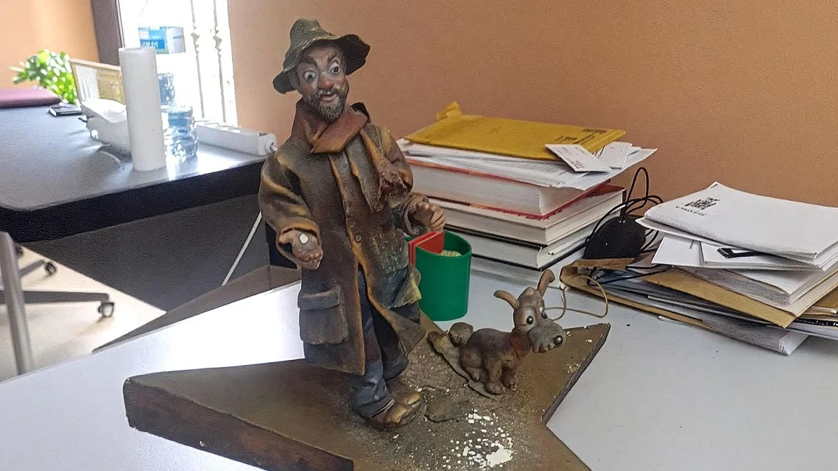 Imagen ilustrativa: sala de almacenaje de un museo con figuras falleras en estanterías y una escultura iluminada sobre un pedestal