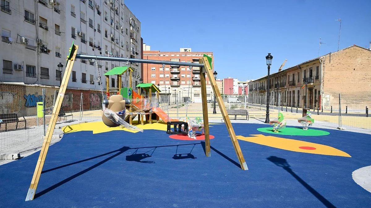 Imagen ilustrativa: calle peatonal recién urbanizada con bancos, aparcabicis y zonas verdes.