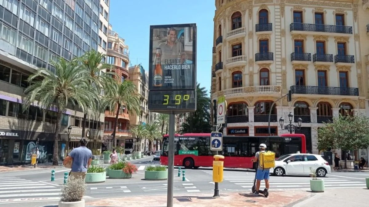 Imagen ilustrativa: parque urbano vacío en un día caluroso de verano, con bancos y césped seco.