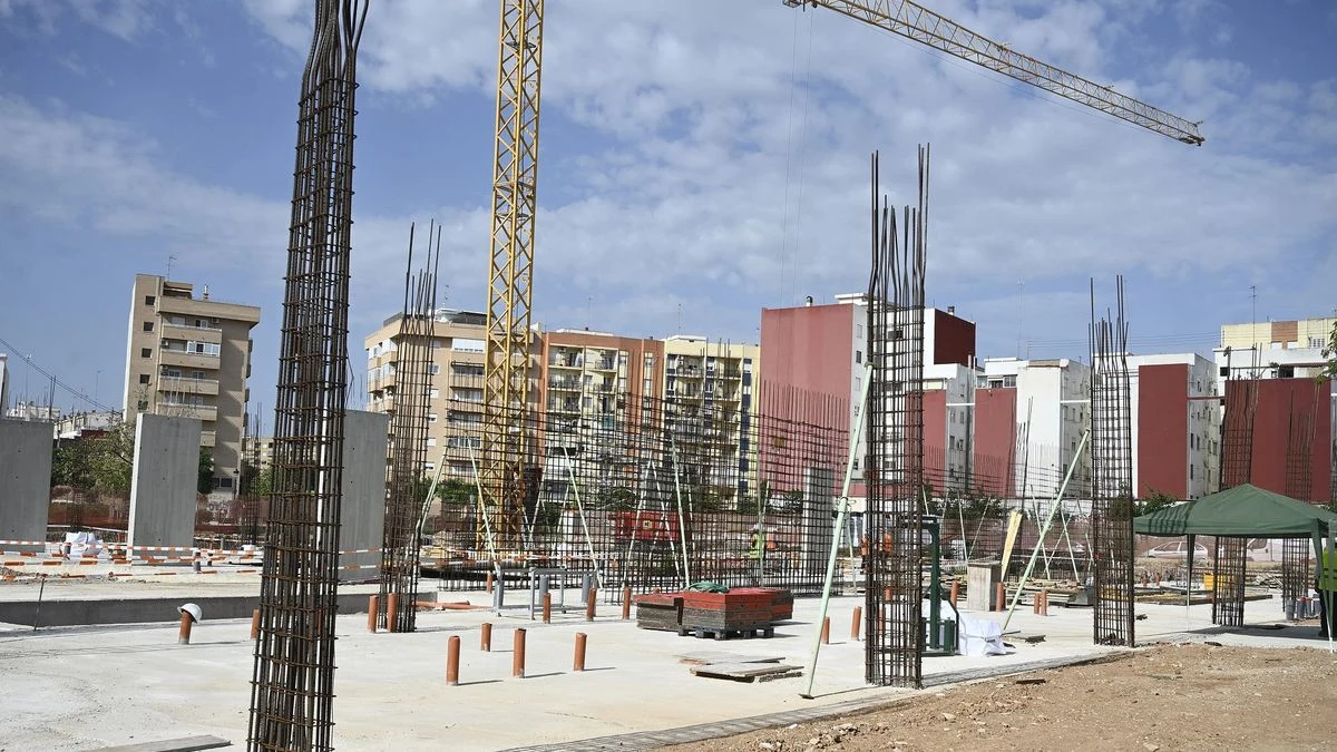 Imagen ilustrativa: obras de construcción de un colegio con estructura de hormigón y una grúa al fondo.