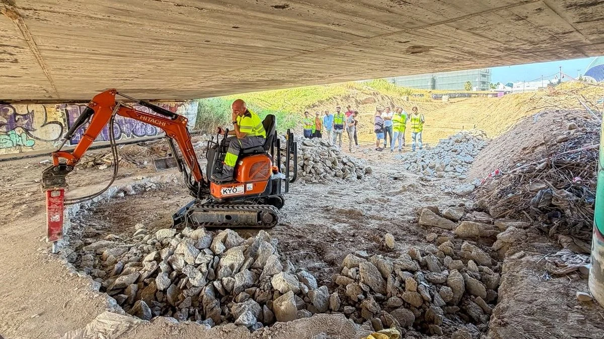 Imagen ilustrativa: pasarela metálica en construcción sobre un cauce seco con grúas y materiales de obra