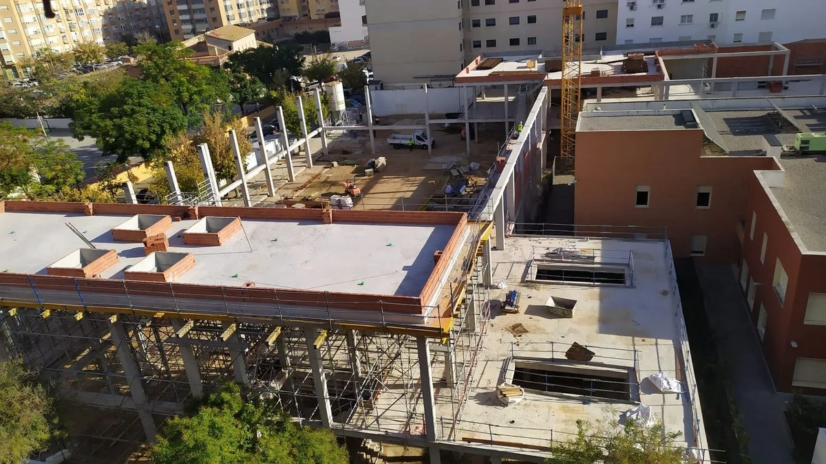 Imagen ilustrativa: obras de un pabellón deportivo en construcción con estructura de hormigón